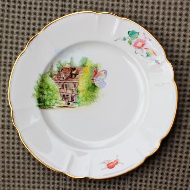 D'une série de 8 assiettes historiées pour une maison normande